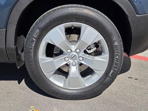 Denim Blue Metallic 2021 Volvo XC40 T5 Momentum