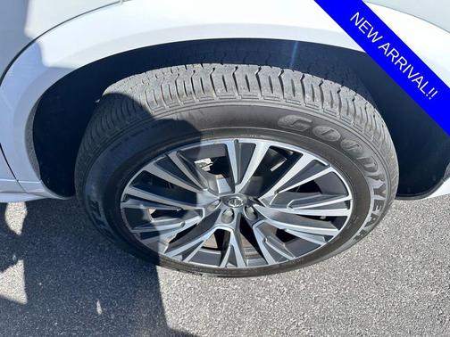 Crystal White Metallic 2022 Volvo XC90 T5 Momentum 7 Passenger