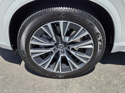 Crystal White Metallic 2022 Volvo XC90 T5 Momentum 7 Passenger
