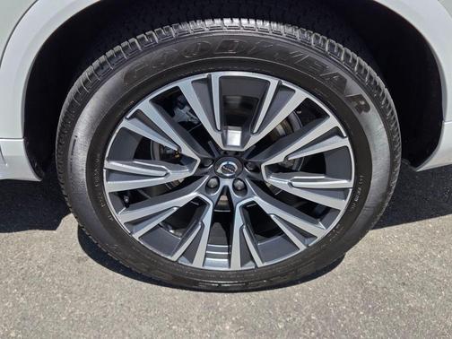 Crystal White Metallic 2022 Volvo XC90 T5 Momentum 7 Passenger