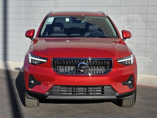 2025 Volvo XC40 B5 Plus Bright Theme