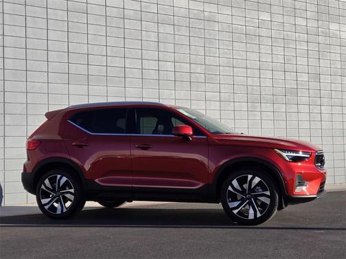 2025 Volvo XC40 B5 Plus Bright Theme