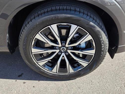 2025 Volvo XC60 B5 Plus