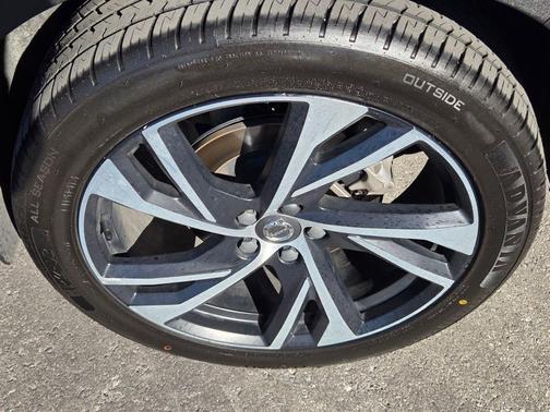 Bursting Blue Metallic 2021 Volvo XC40 T5 R-Design
