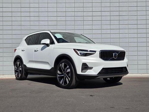 2025 Volvo XC40 B5 Ultra Bright Theme