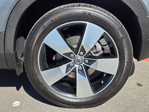 Gray Metallic 2019 Volvo XC40 T5 Momentum