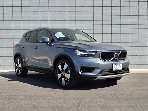 Gray Metallic 2019 Volvo XC40 T5 Momentum