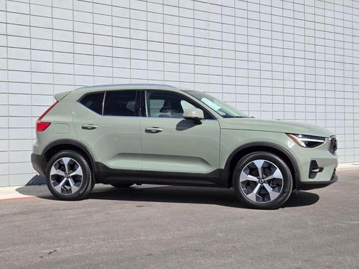 2023 Volvo XC40 B5 Plus Bright Theme
