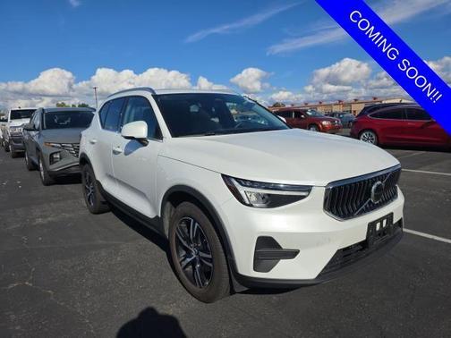 2025 Volvo XC40 B5 Core Bright Theme