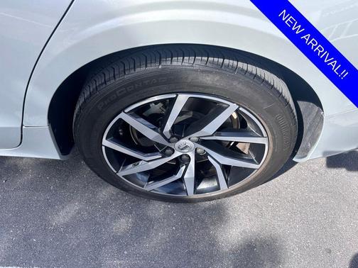 Birch Light Metallic 2020 Volvo S60 T6 Momentum