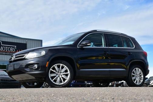 Deep Black Pearl 2017 Volkswagen Tiguan 2.0T S
