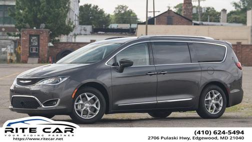 Granite Crystal Metallic Clearcoat 2017 Chrysler Pacifica Touring-L