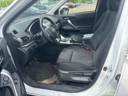 Diamond White Pearl 2018 Mitsubishi Eclipse Cross SE