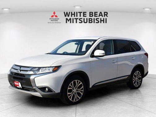 Diamond White Pearl 2018 Mitsubishi Outlander SE