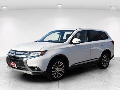 Diamond White Pearl 2018 Mitsubishi Outlander SE