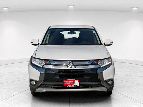 Diamond White Pearl 2018 Mitsubishi Outlander SE