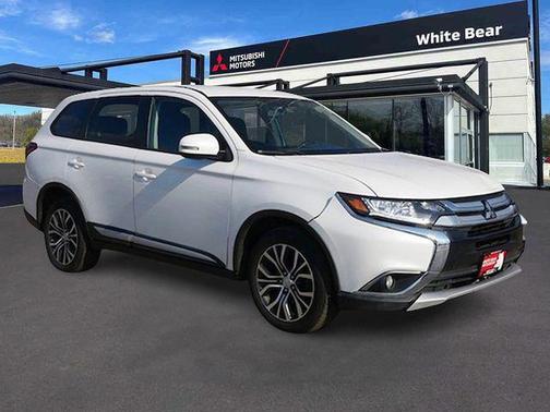 Diamond White Pearl 2018 Mitsubishi Outlander SE
