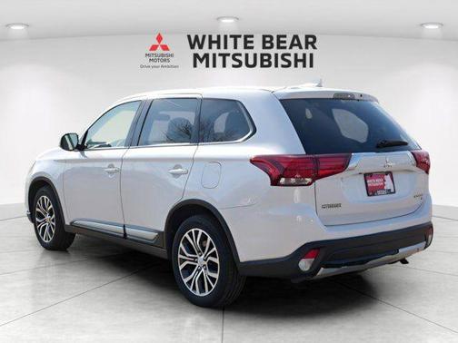 Diamond White Pearl 2018 Mitsubishi Outlander SE