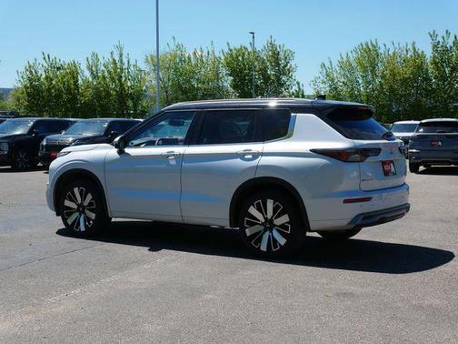 White Diamond/Black Roof 2025 Mitsubishi Outlander SEL S-AWC