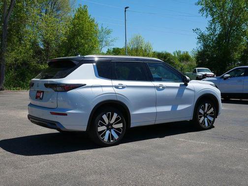 White Diamond/Black Roof 2025 Mitsubishi Outlander SEL S-AWC