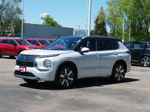 White Diamond/Black Roof 2025 Mitsubishi Outlander SEL S-AWC