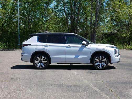 White Diamond/Black Roof 2025 Mitsubishi Outlander SEL S-AWC