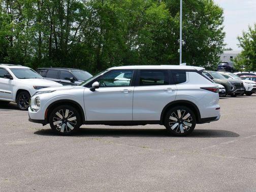 White Diamond 2025 Mitsubishi Outlander SE S-AWC