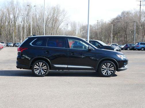 Labrador Black Metallic 2019 Mitsubishi Outlander SEL