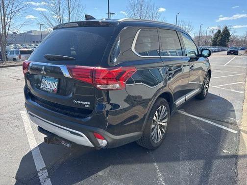 Labrador Black Metallic 2019 Mitsubishi Outlander SEL