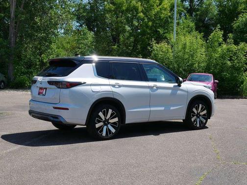 Diamond White 2025 Mitsubishi Outlander SEL S-AWC