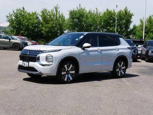 Diamond White 2025 Mitsubishi Outlander SEL S-AWC