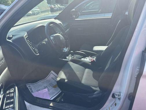 Diamond White Pearl 2018 Mitsubishi Outlander LE
