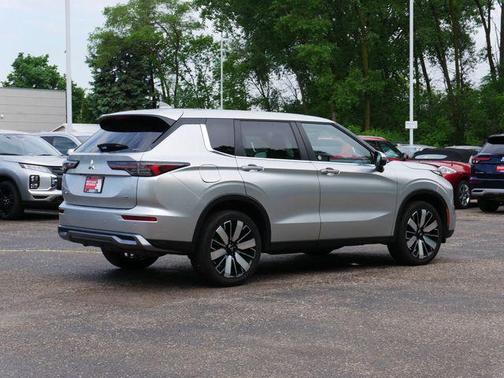 Alloy Silver Metallic 2025 Mitsubishi Outlander SE S-AWC