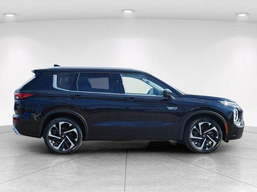 Labrador Black Metallic 2023 Mitsubishi Outlander PHEV SEL