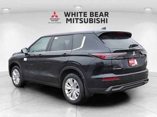 Labrador Black Pearl 2026 Mitsubishi Outlander ES S-AWC