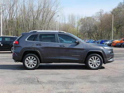 Granite Crystal Metallic Clearcoat 2018 Jeep Cherokee Overland