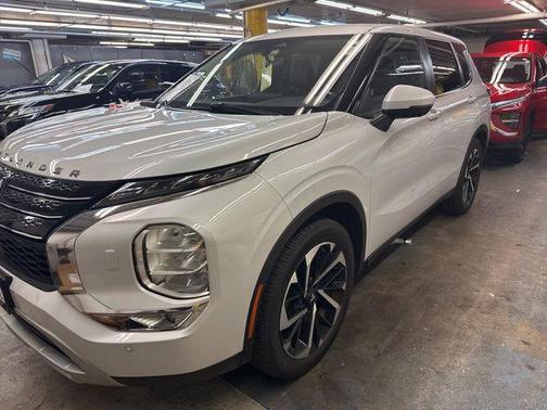 White Diamond 2022 Mitsubishi Outlander SE