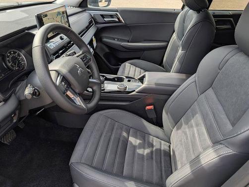 Labrador Black Pearl 2026 Mitsubishi Outlander SE 1.5T S-AWC