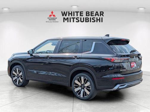 Labrador Black Pearl 2026 Mitsubishi Outlander SE S-AWC