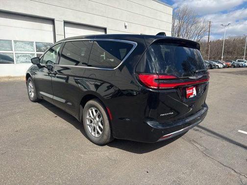 Diamond Black Crystal Pearlcoat 2025 Chrysler Pacifica L