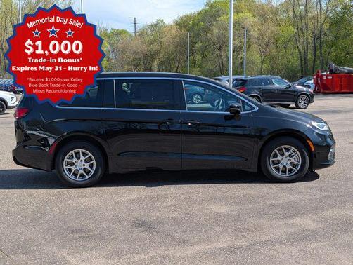 Diamond Black Crystal Pearlcoat 2025 Chrysler Pacifica L