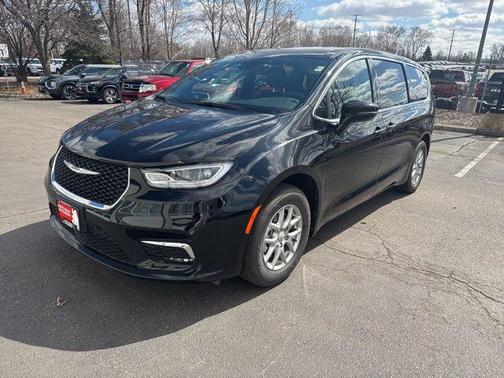 Diamond Black Crystal Pearlcoat 2025 Chrysler Pacifica L