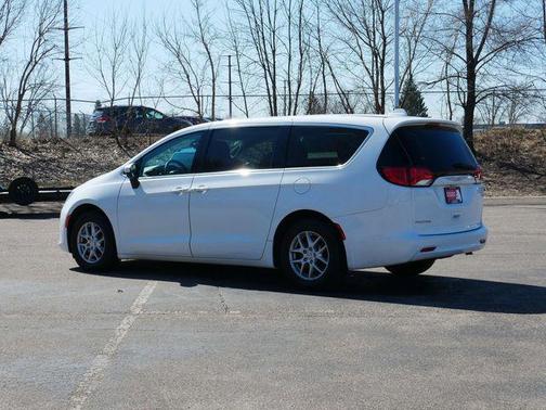 Bright White Clearcoat 2017 Chrysler Pacifica Touring
