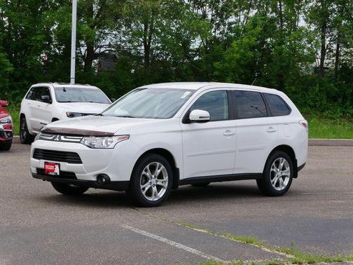 Diamond White Pearl 2014 Mitsubishi Outlander SE