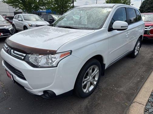 Diamond White Pearl 2014 Mitsubishi Outlander SE