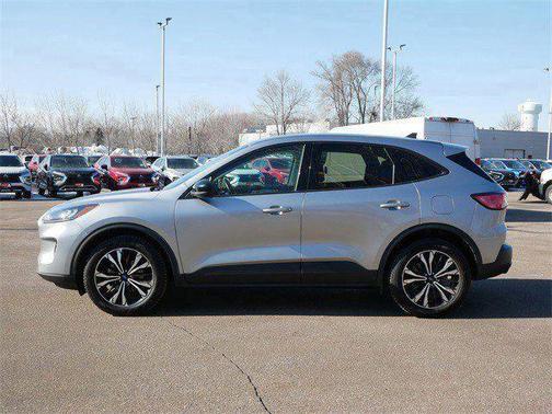 ICONIC SILVER 2022 Ford Escape SE