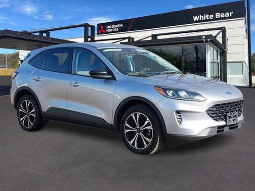 ICONIC SILVER 2022 Ford Escape SE