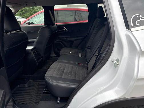 White Diamond 2024 Mitsubishi Outlander SE S-AWC