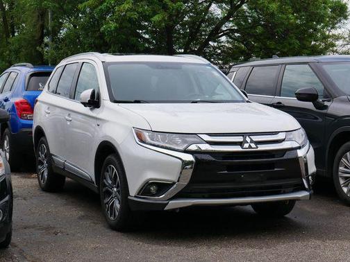 Diamond White Pearl 2018 Mitsubishi Outlander GT