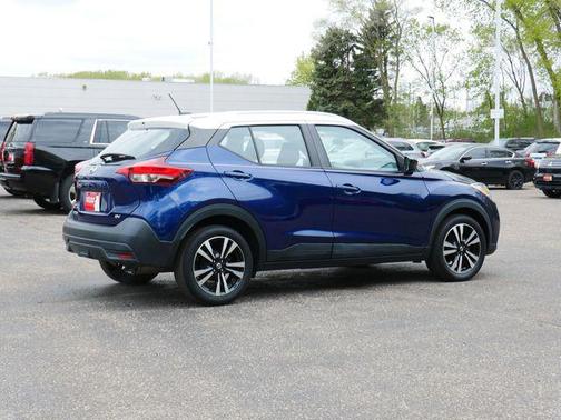 Deep Blue Pearl/Fresh Powder 2019 Nissan Kicks SV